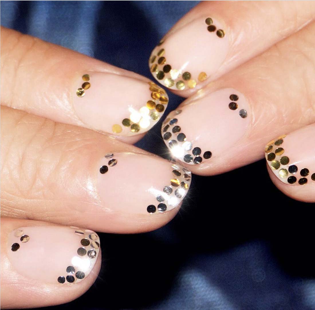 Manicure francesa com glitter dourado