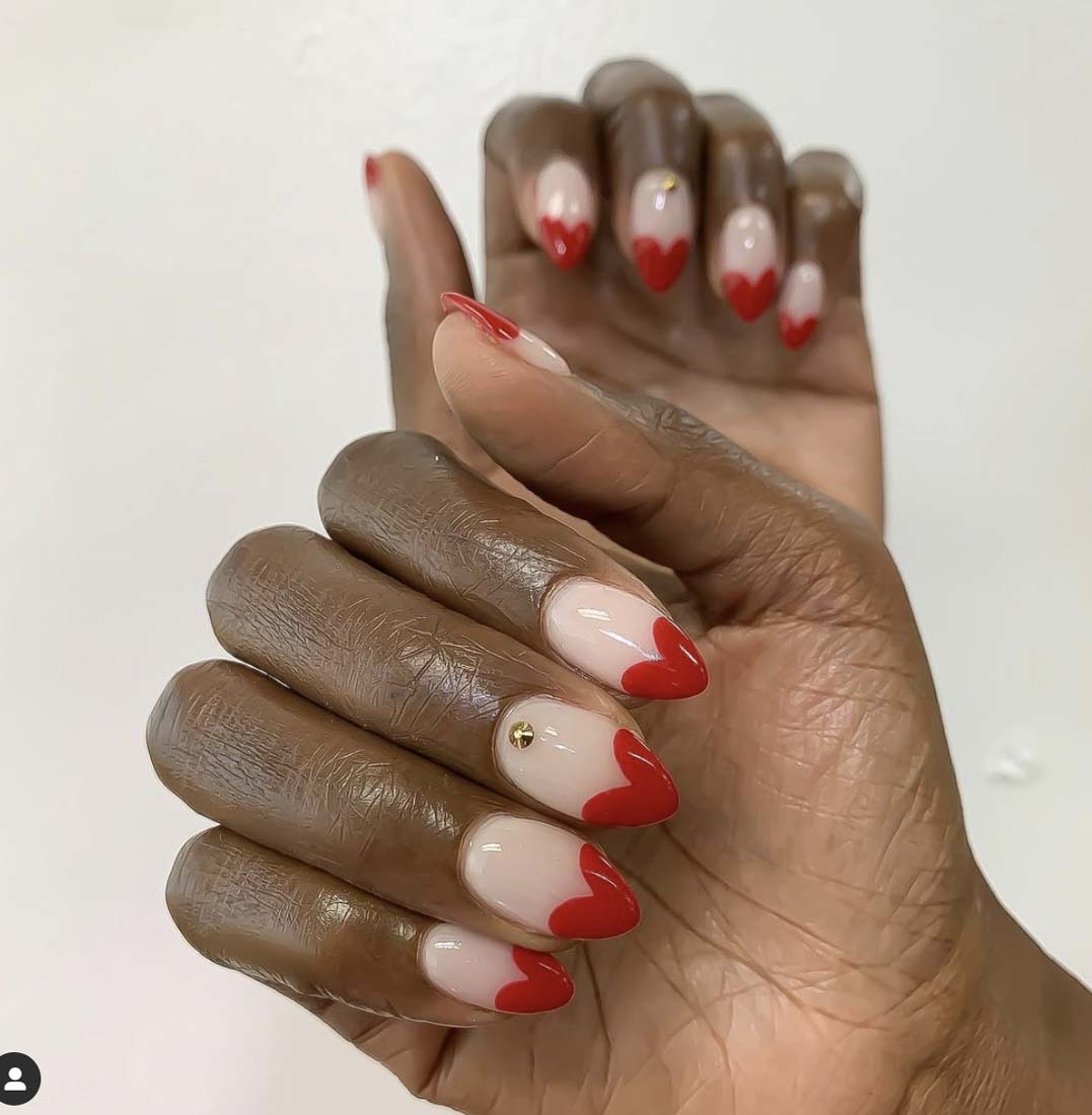 French manicure con cuore rosso