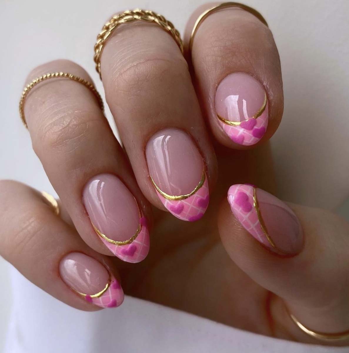 French manicure elaborate con nail arto rosa con cuori 