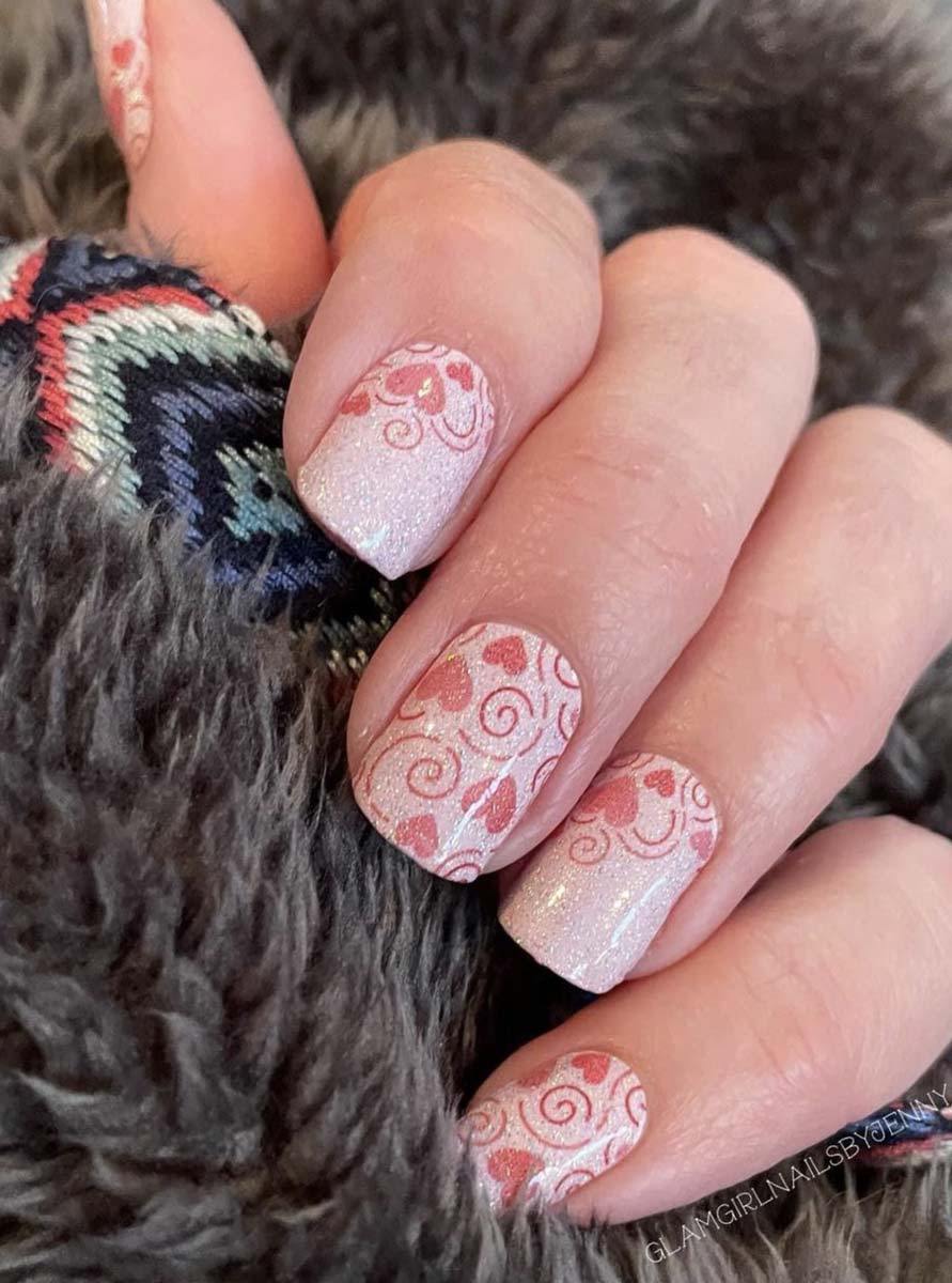 Nail art rosa con cuori su base bianca glitter Nail art rosa con cuori su base bianca glitter