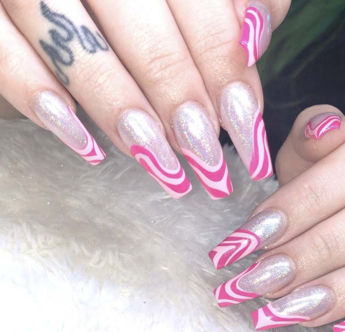 Unghie in gel con French particolare su base bianca glitter Unghie in gel con French particolare su base bianca glitter