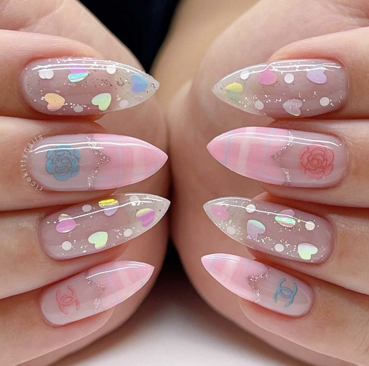 Unghie San Valentino 2023: le idee nail art più romantiche a tema love da copiare 2 Unghie in acrilico con decorazioni