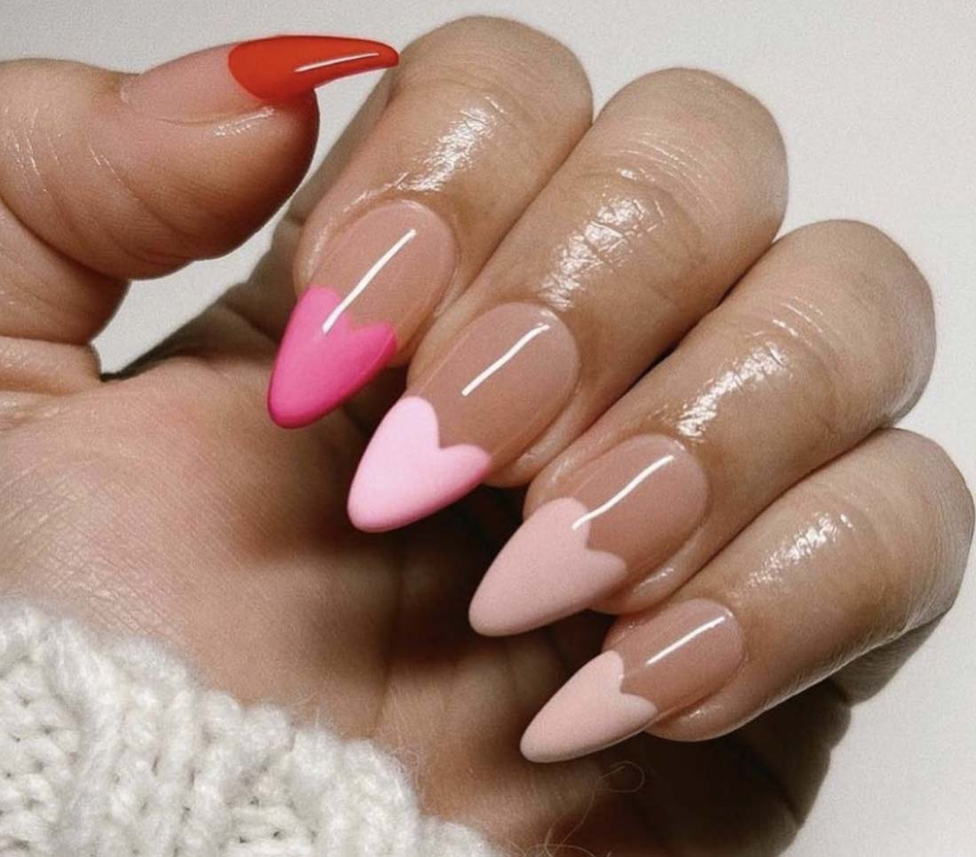 Unghie San Valentino 2023: le idee nail art più romantiche a tema love da copiare 9 Unghie con cuori in stile french