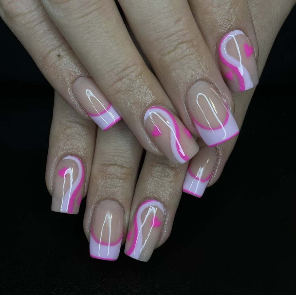 Unghie Gel San Valentino fucsia e bianco con cuori