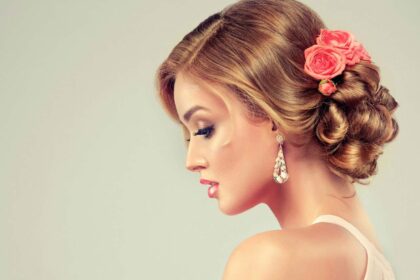 Capelli raccolti sposa con rose