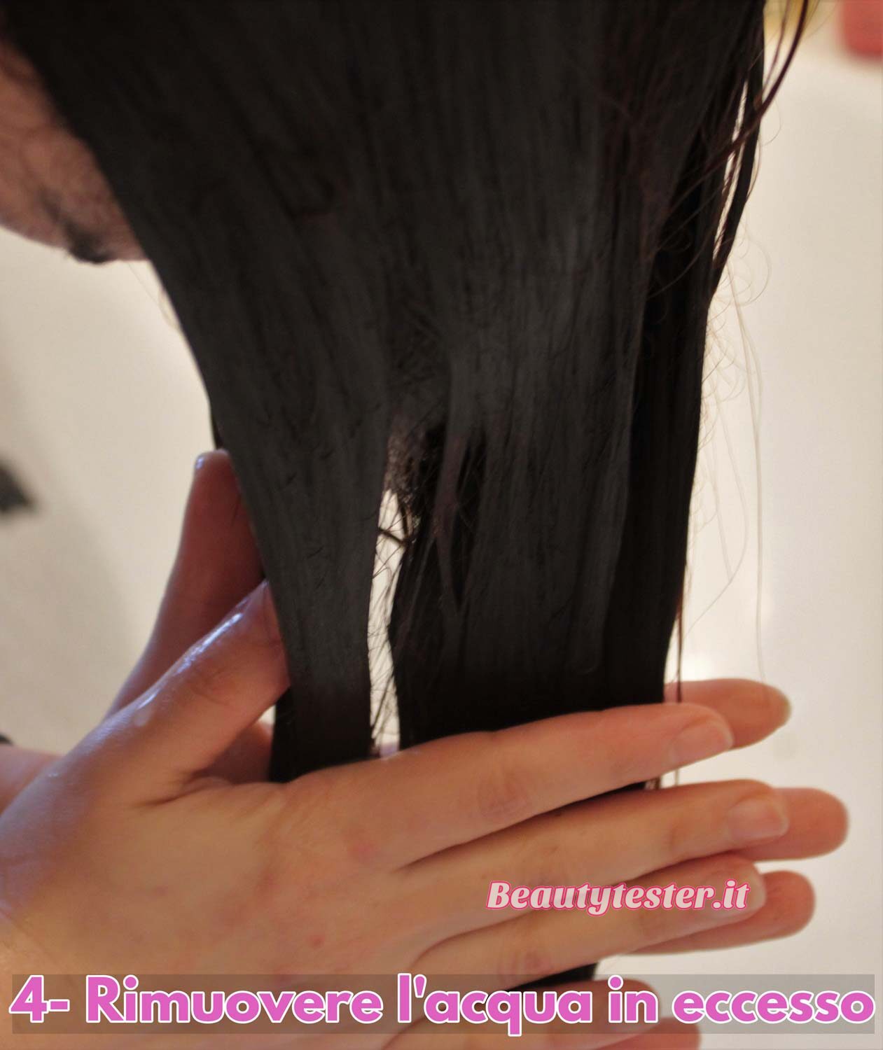 Rimuovere l'acqua in eccesso prima di utilizzare lo shampoo correttivo Rimuovere l'acqua in eccesso prima di utilizzare lo shampoo correttivo