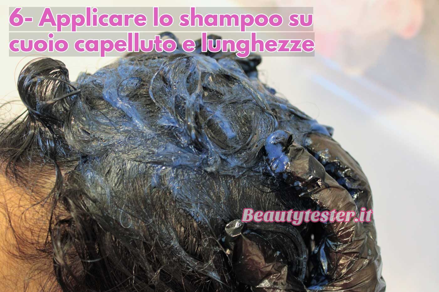 Applica una generosa quantità di shampoo sui capelli bagnati, distribuendolo in maniera uniforme su cuoio capelluto e lunghezze