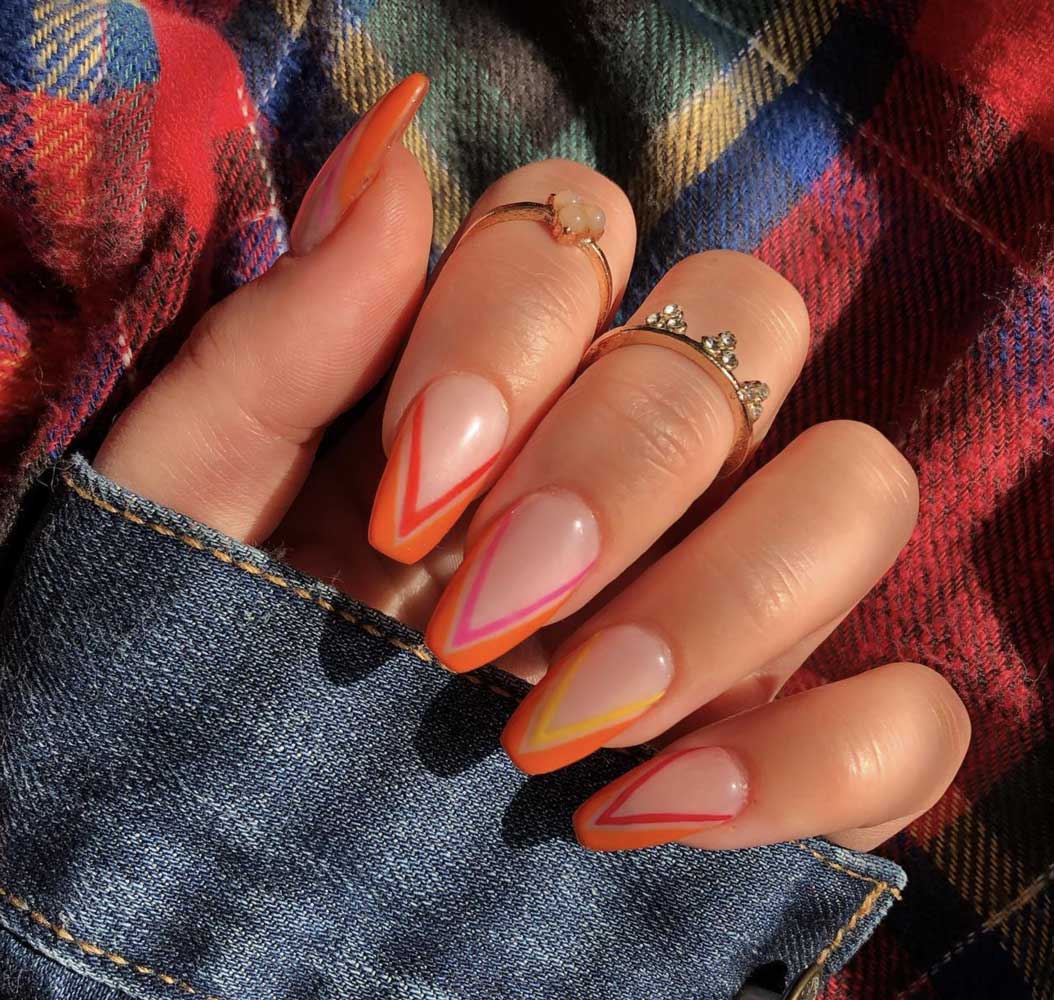 French nail estiva particolare colori aranciati.