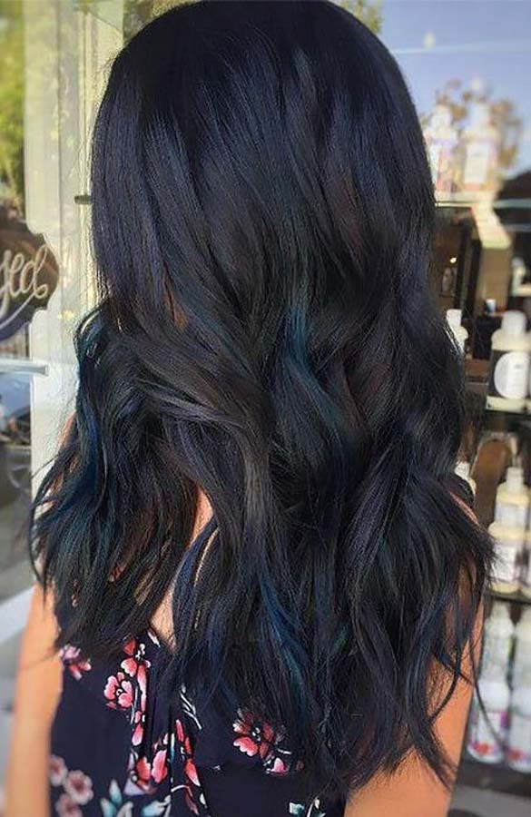 Capelli neri con riflessi blu