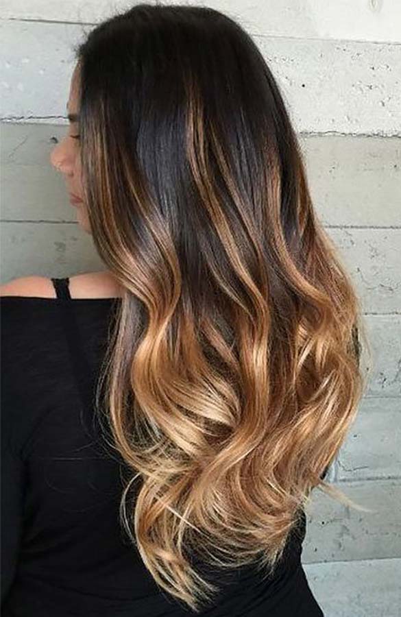 Cabelo escuro com mechas caramelo