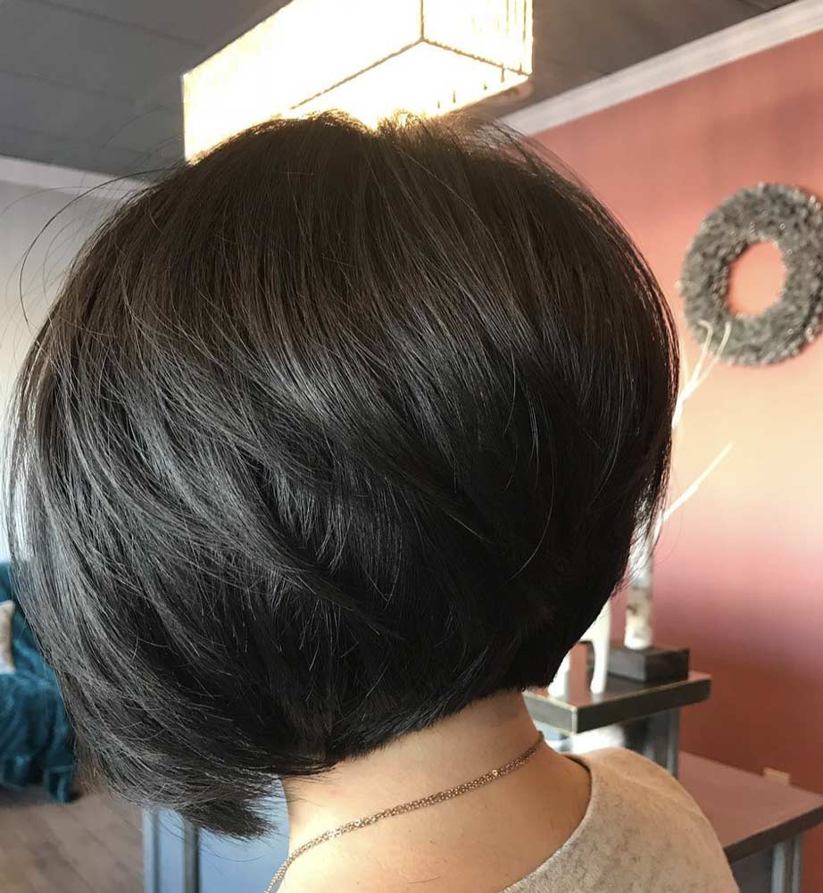 Bob inverso con balayage argento Bob inverso con balayage argento