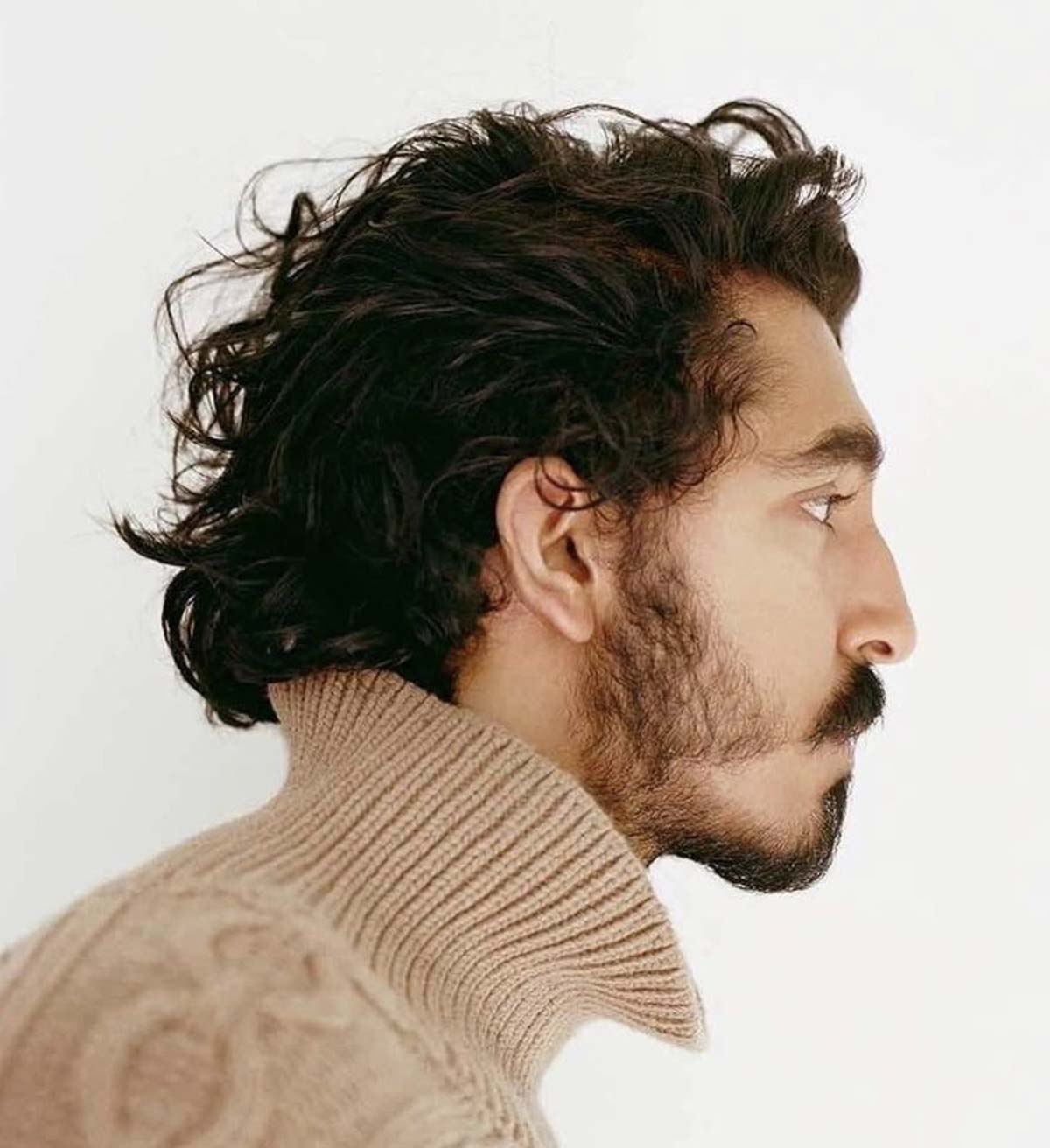 Cabelo meio ondulado como Dev Patel