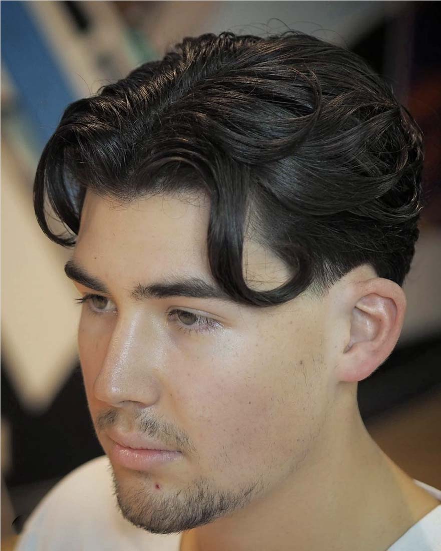 Cabelo ondulado para homem com divisão central