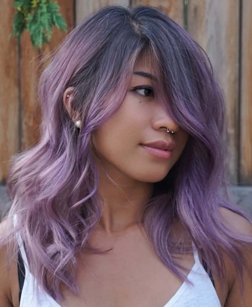 Cabelo lavanda com raízes mais escuras