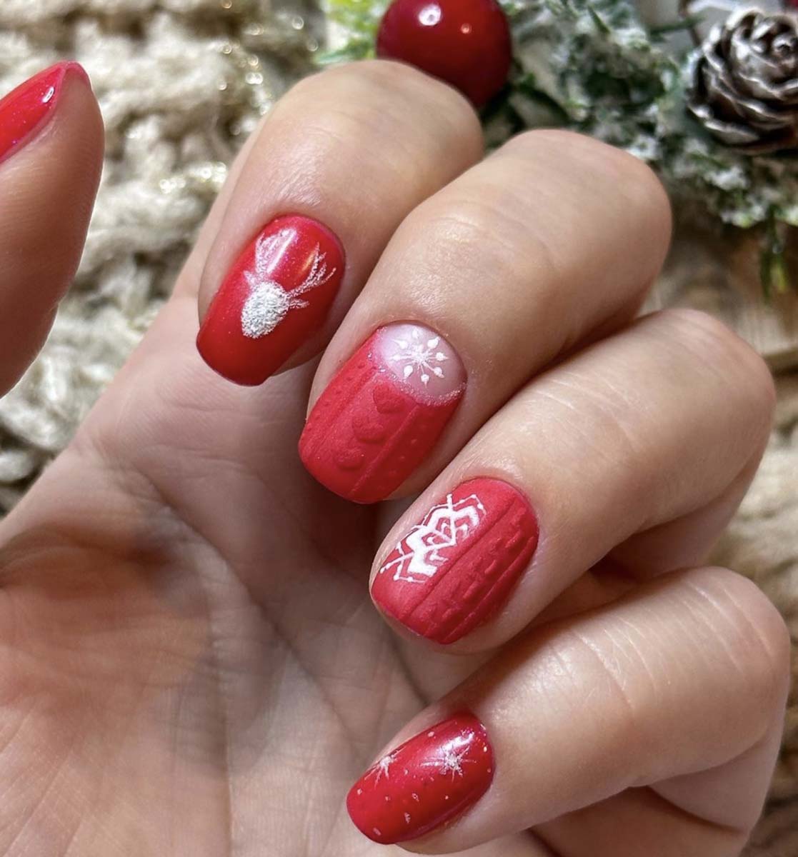 nail art  Natale 2023 Colori e stili migliori per le unghie decorate a tema natalizio