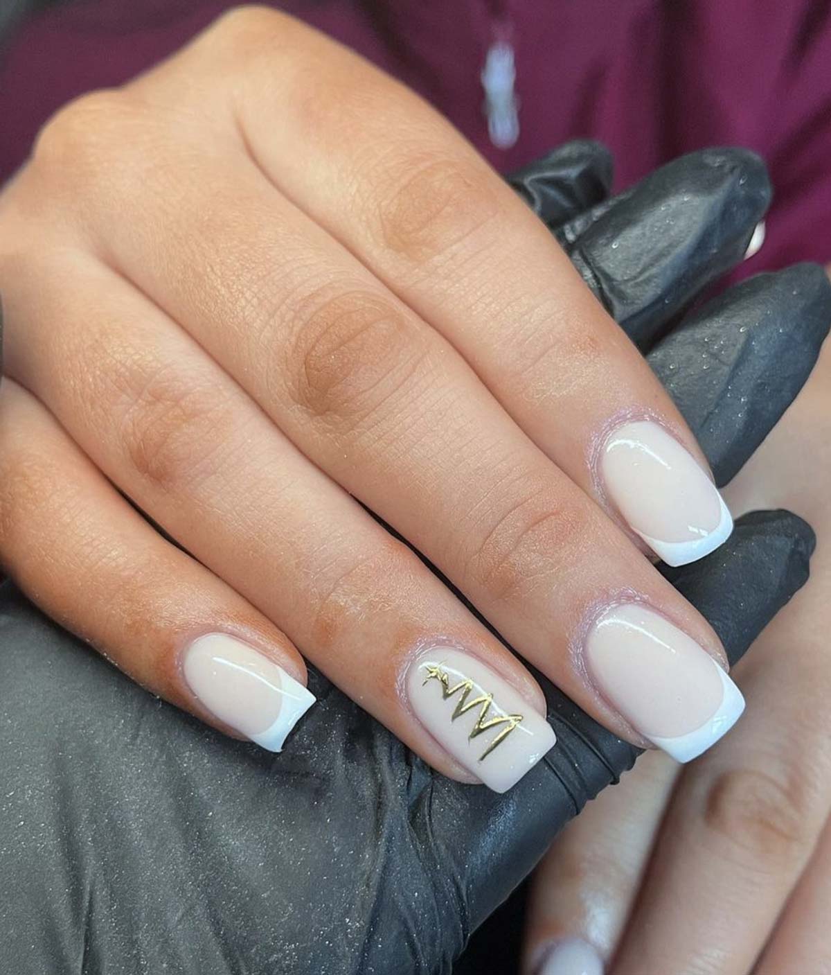 21 Unghie French natalizie (FOTO) in tutte le varianti 2022 3 French natale bianca e crema eleganti