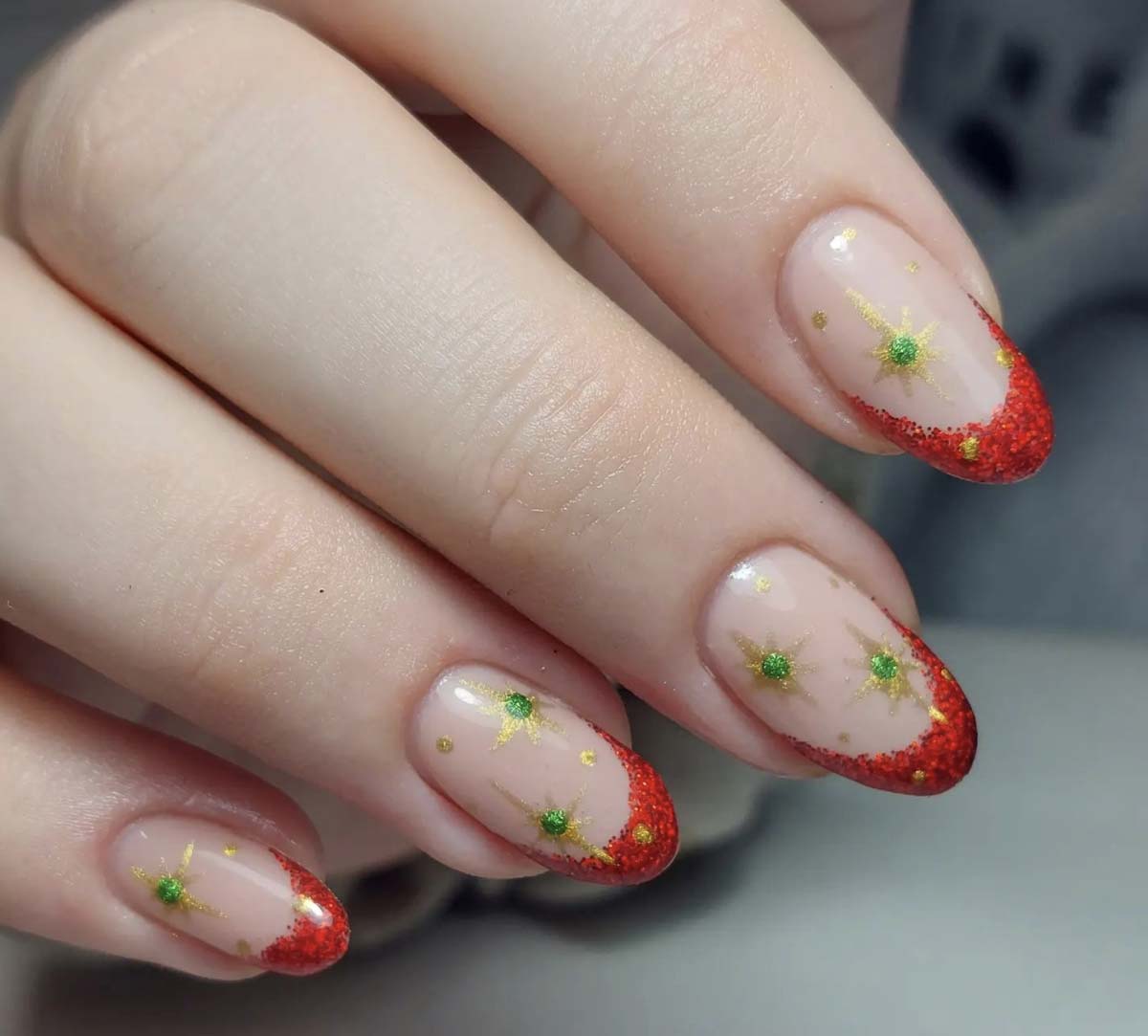Unghie French Natale rossa glitter con decorazioni Unghie French Natale rossa glitter con decorazioni
