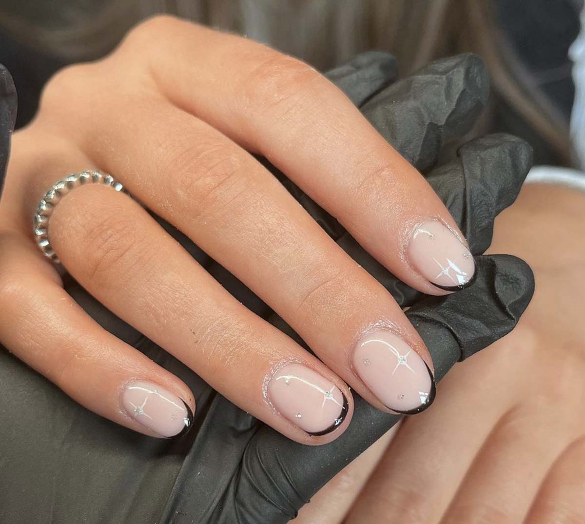 21 Unghie French natalizie (FOTO) in tutte le varianti 2022 2 Micro French nera elegante con decori Natale