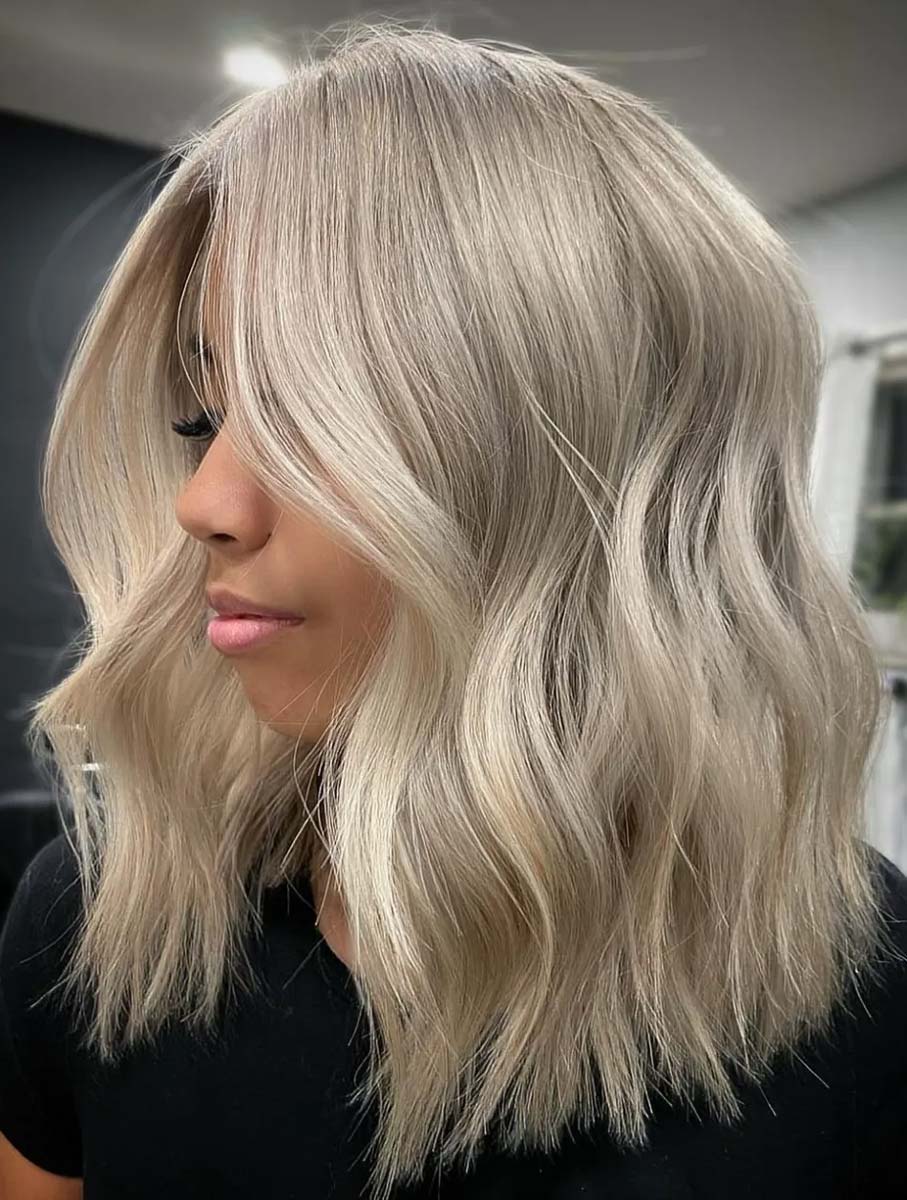 Cabelo loiro platinado e pele morena