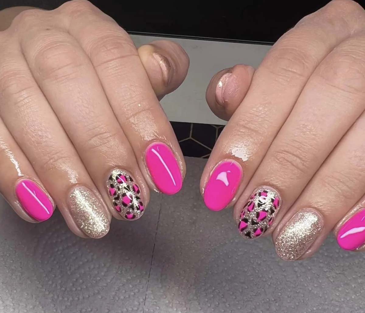 unhas pintadas de rosa