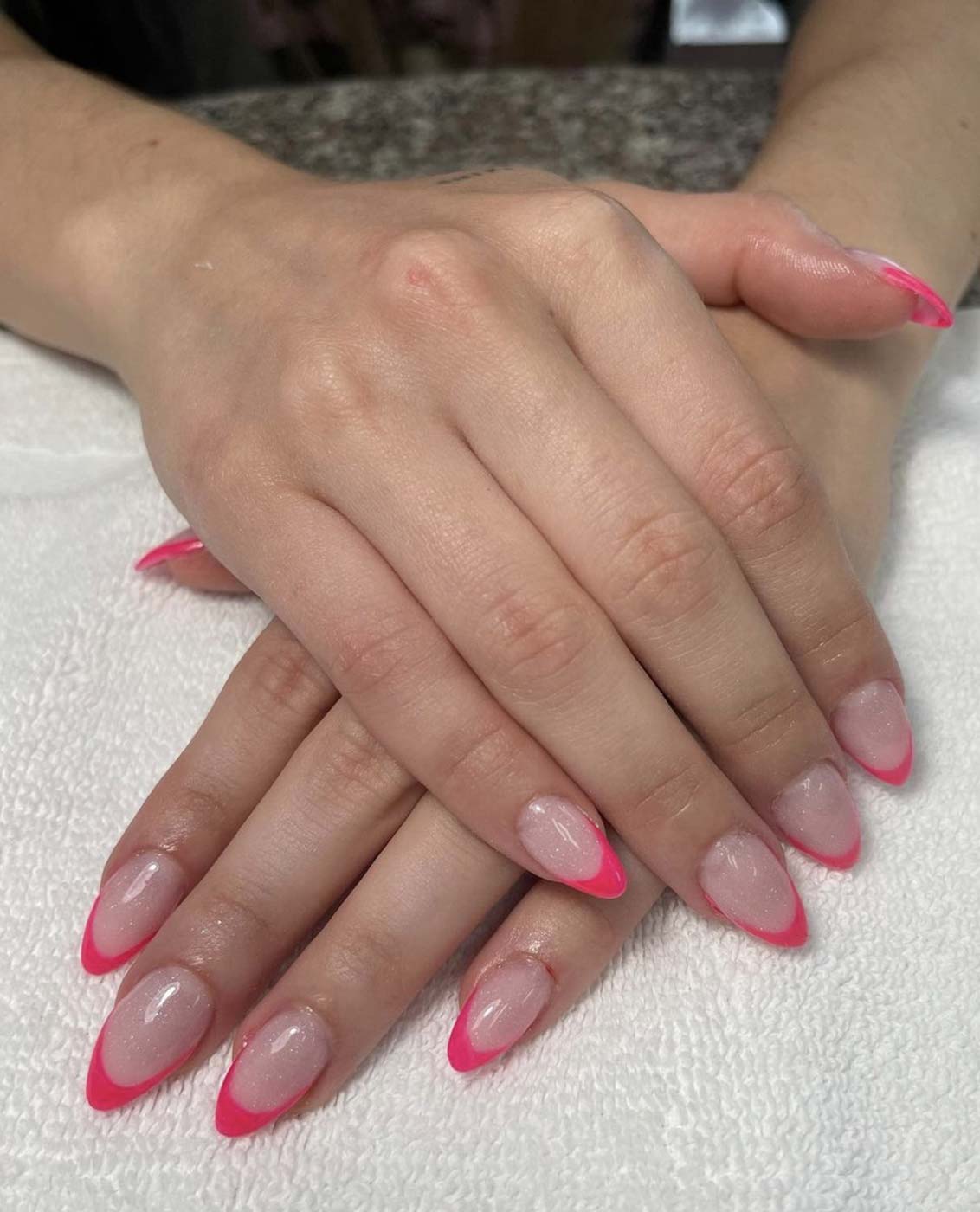 Manicure francesa rosa e moderna