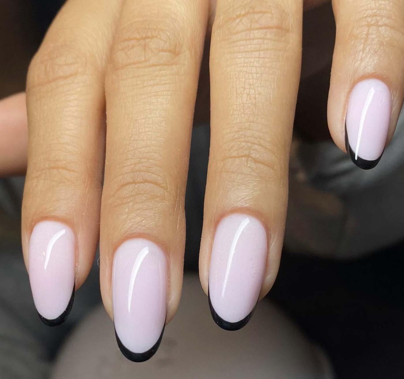 Micro French Manicure nera su base rosa
