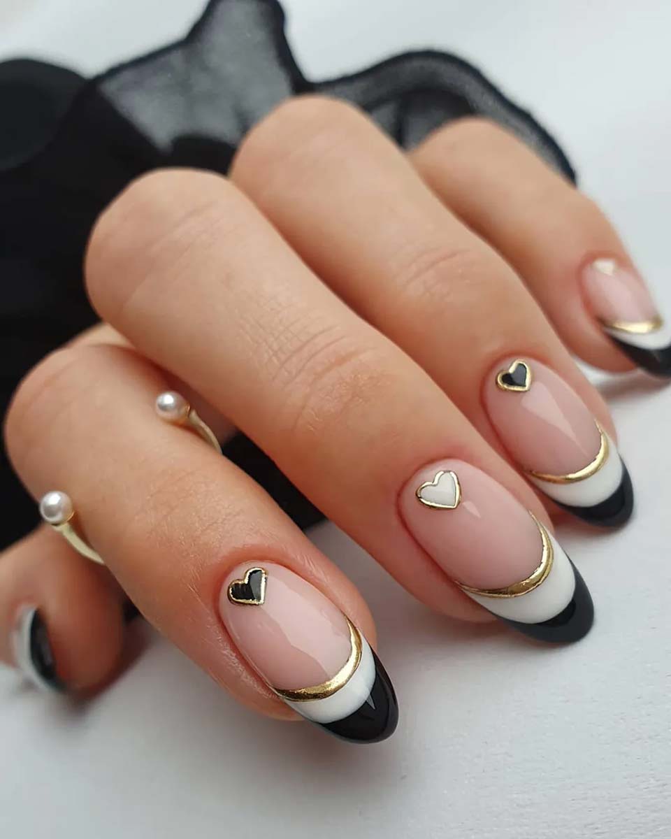 Unhas de casamento pretas com decorações metálicas