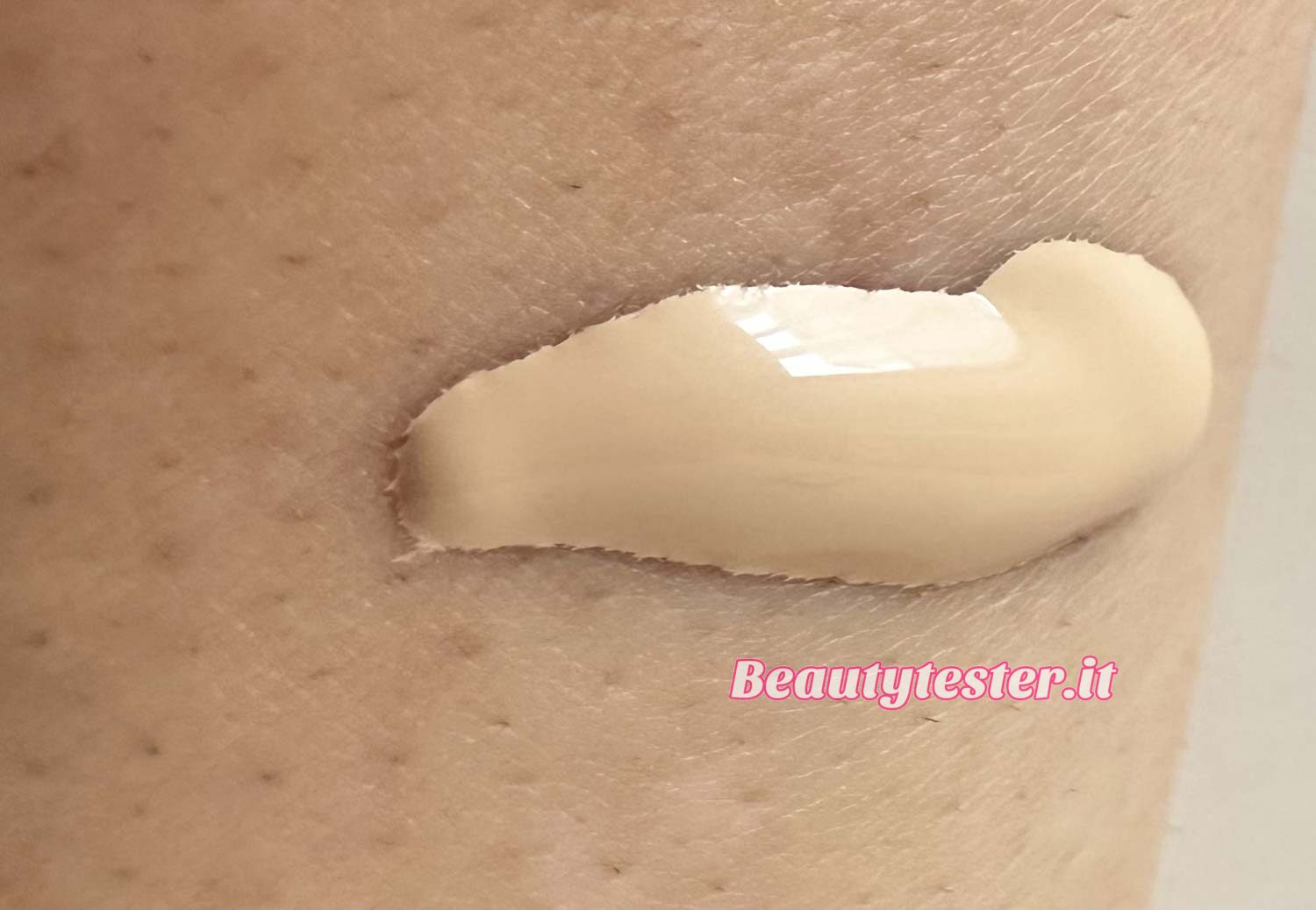 Maybelline Fondotinta Super Stay 24h Skin Tint Texture Swatches