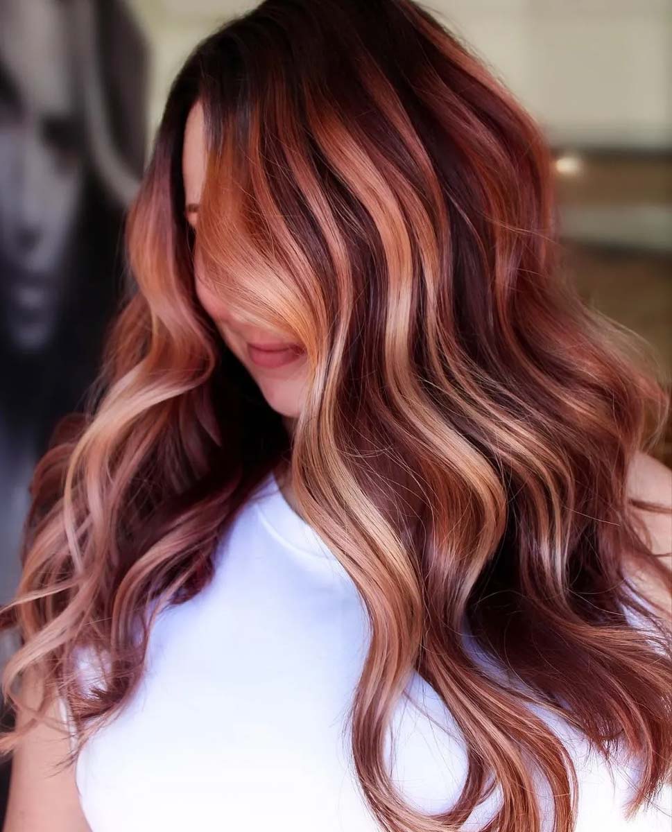 Capelli biondi ramati a fragola scuro