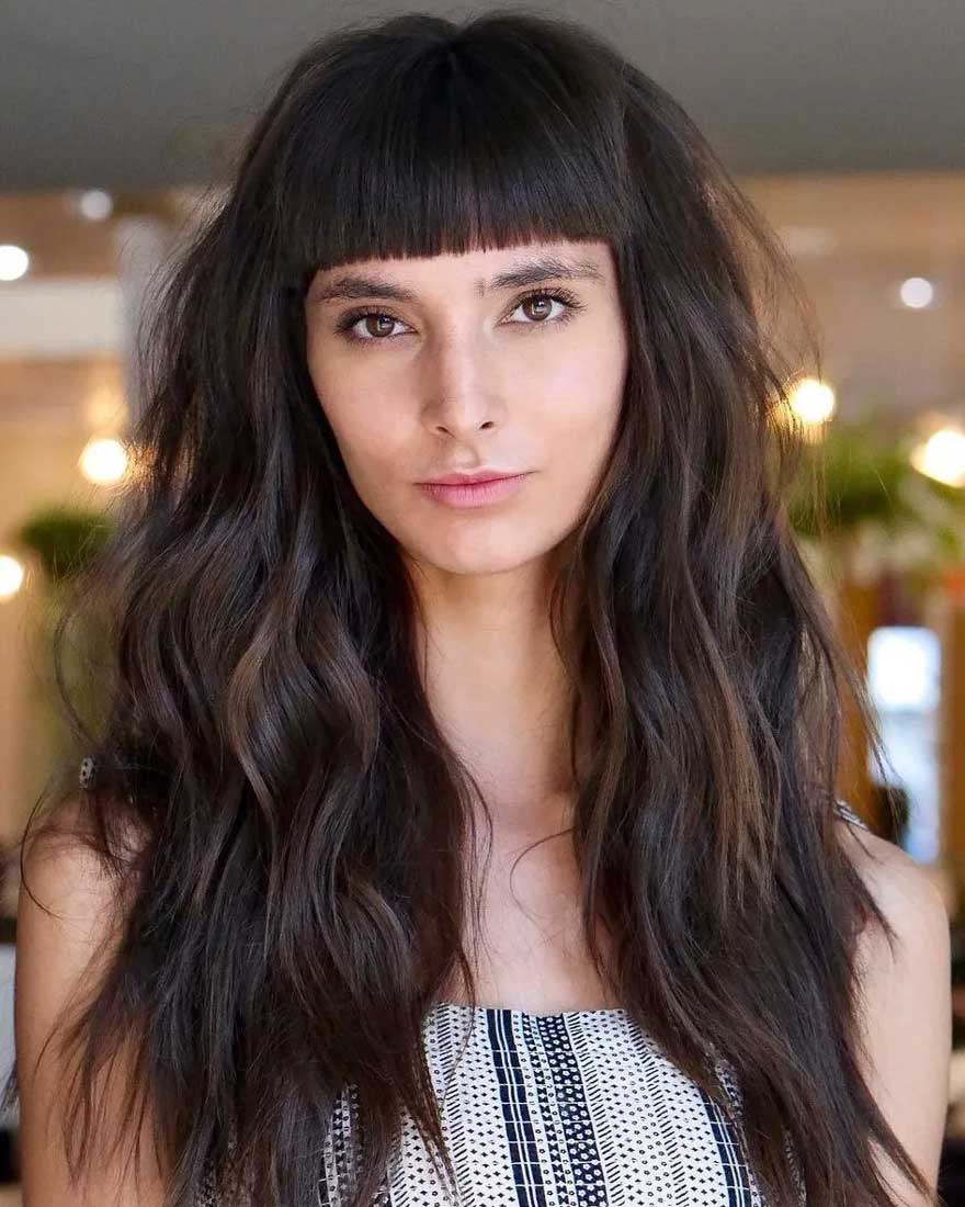 Capelli lunghi con frangia spessa