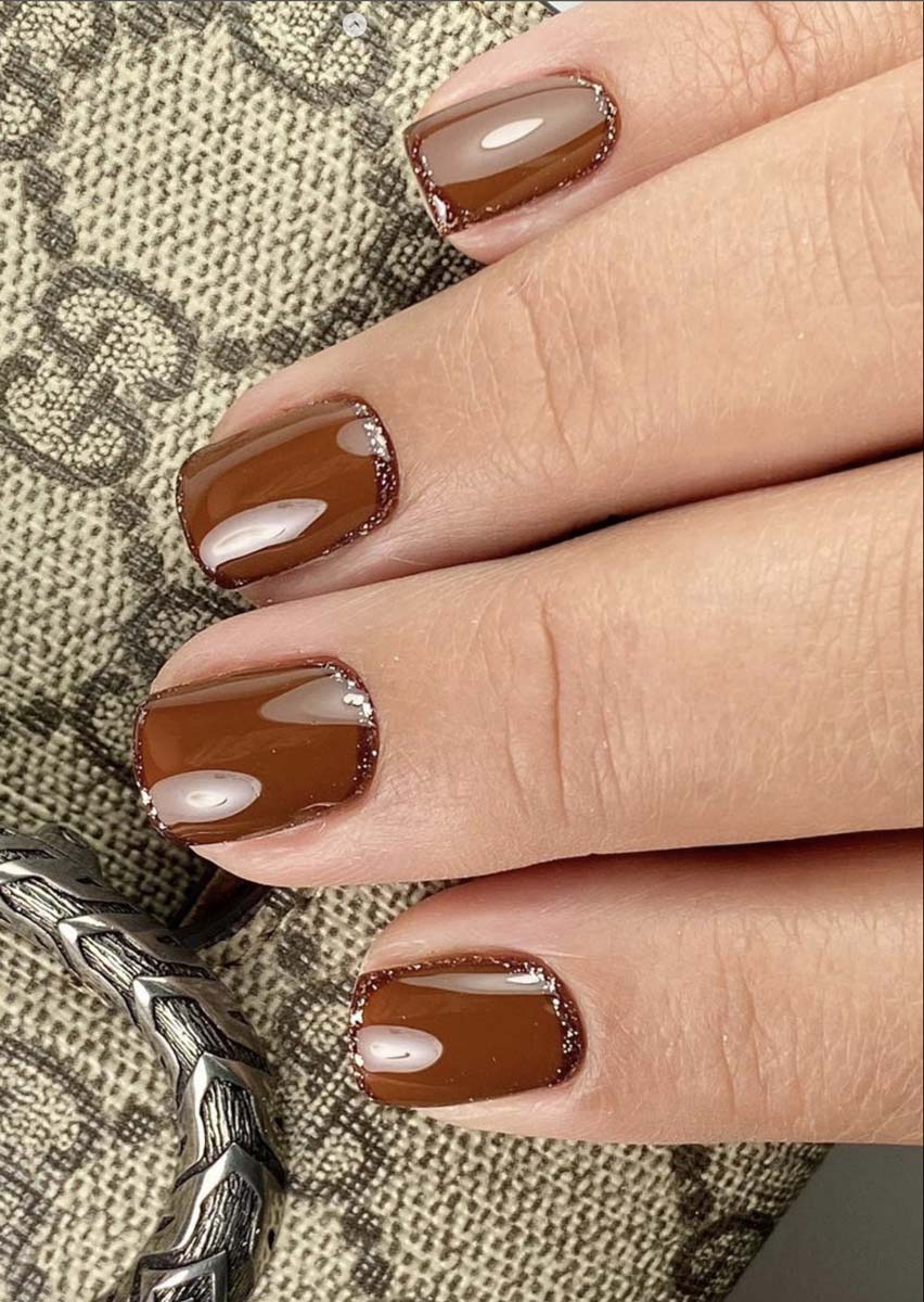 Unhas com efeito chocolate quente