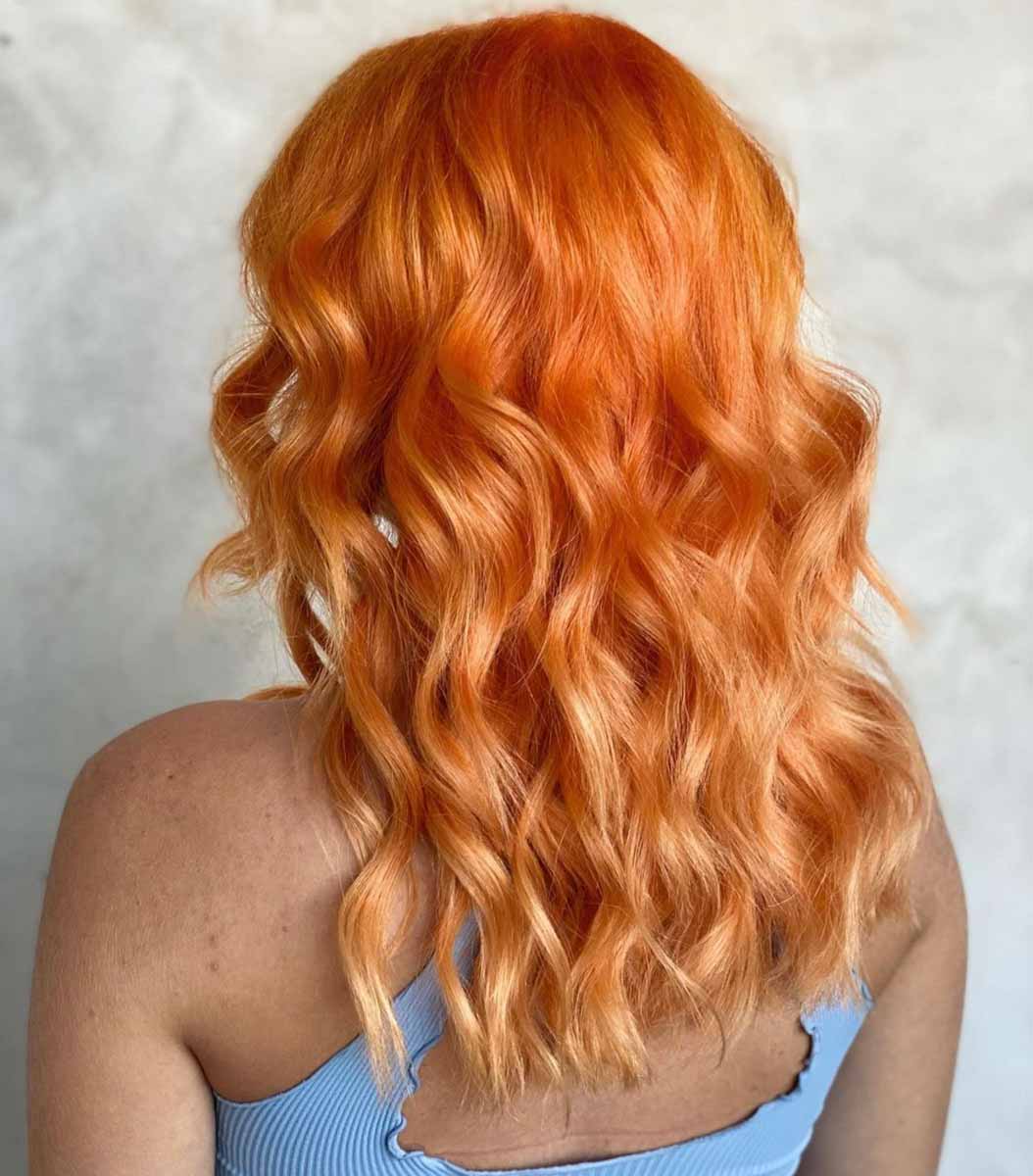 Capelli mossi lunghi color arancione mandarino