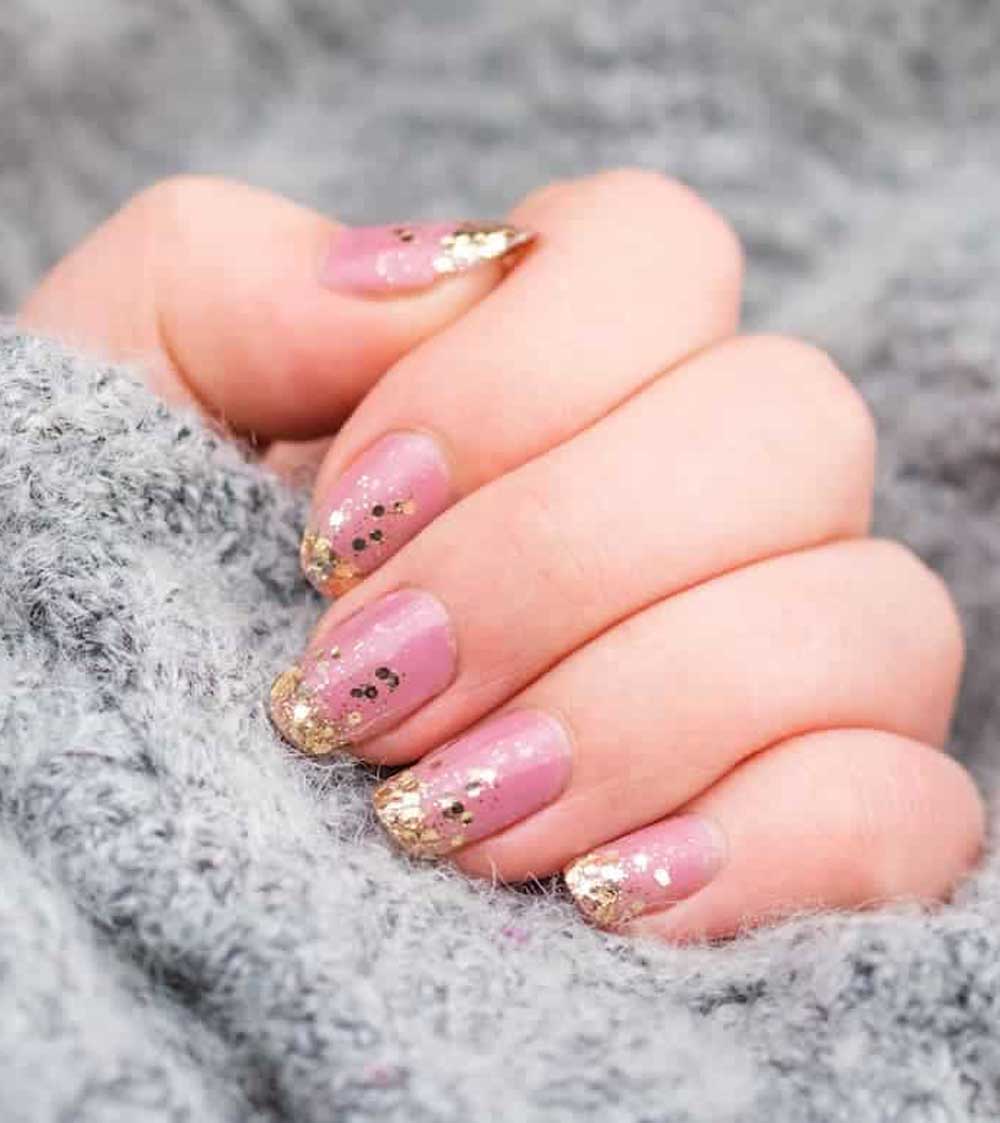 Unghie rosa French tips oro
