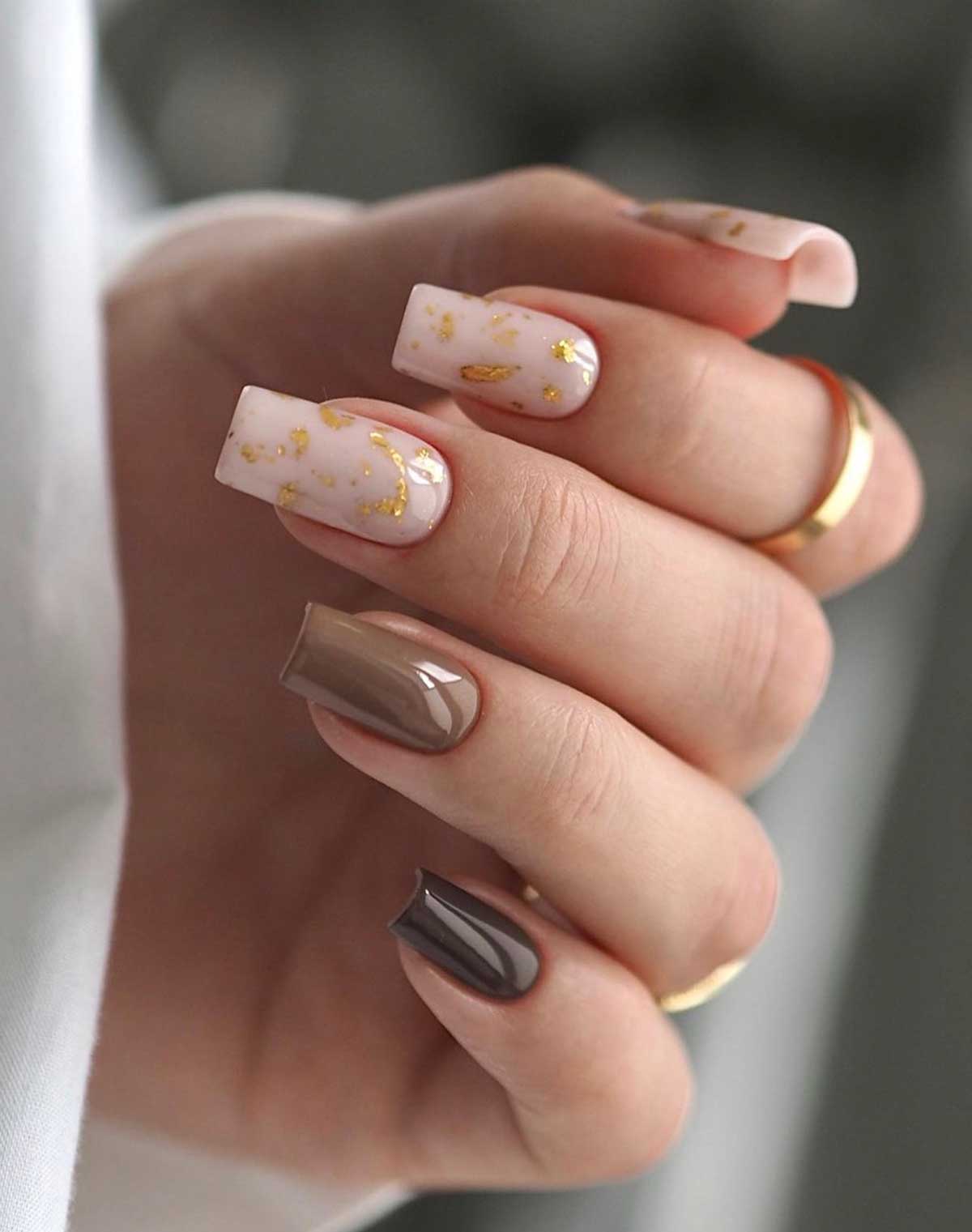 Unhas marrons e brancas foscas com flocos dourados