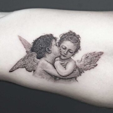 Tatuaggio due Cherubini uno che bacia l'altro