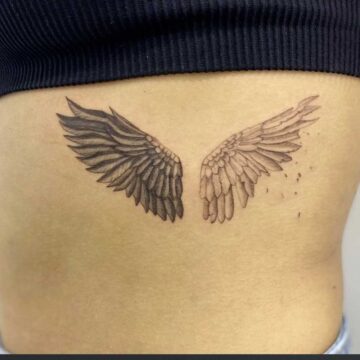 Tatuaggi ali di angelo sul fianco