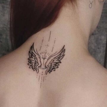 Tatuaggio ali di Angelo dietro il collo
