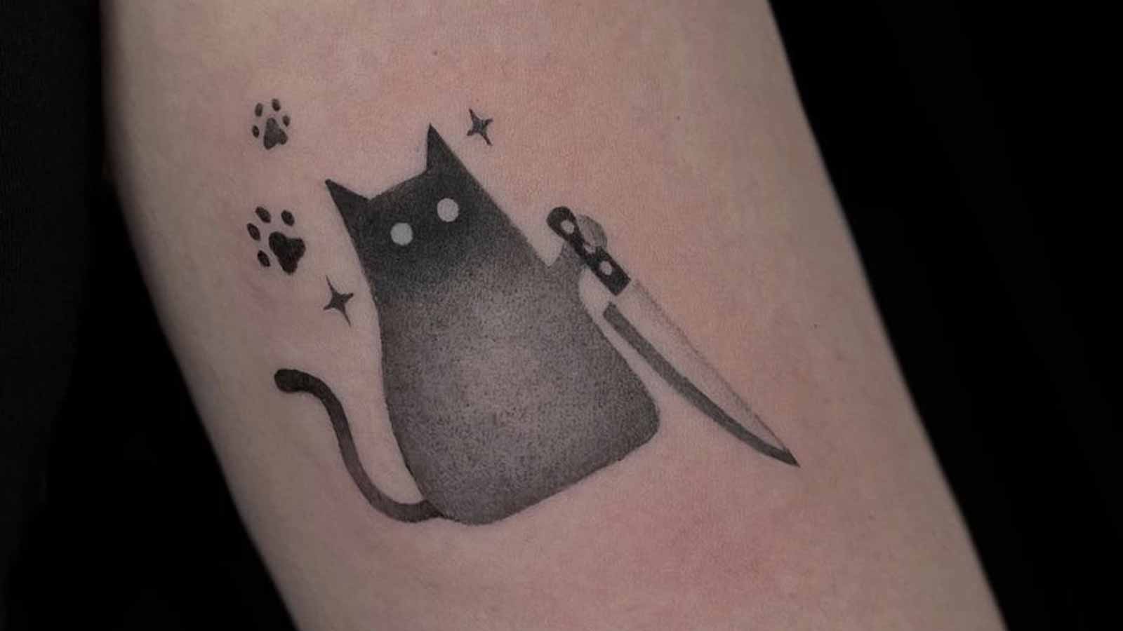 Tatuaggio gatto con coltello da cucina