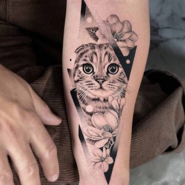 Tatuaggio gatto con dettagli geometrici