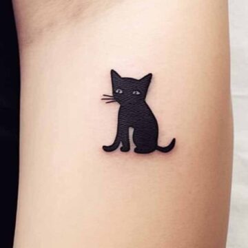 Tatuaggio gatto nero molto semplice su braccio