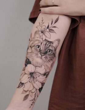 Tatuaggio gatto realistico con fiori