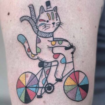 Tatuaggio gatto sopra una bicicletta
