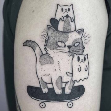 Tatuaggio gatto sopra uno skateboard semplice