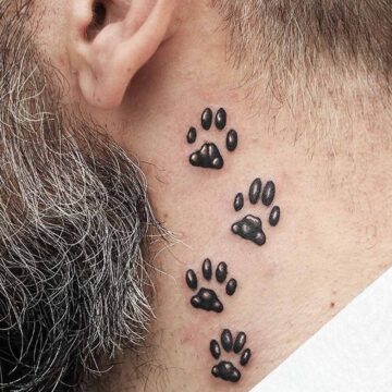 Tatuaggio zampe gatto sul collo