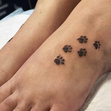 Tatuaggio zampe gatto sul piede