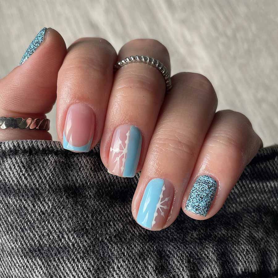 Nail art natalizia azzurra con french e fiocchi di neve