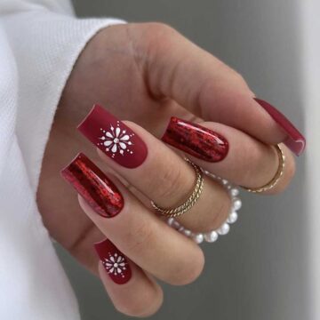 Nail art Natale 2023 rosso opaco e rosso gliter con fiocchi di neve