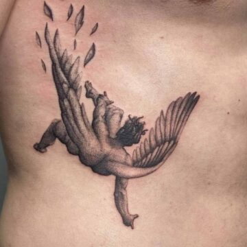 Tatuaggio angelo che cade e perde le piume