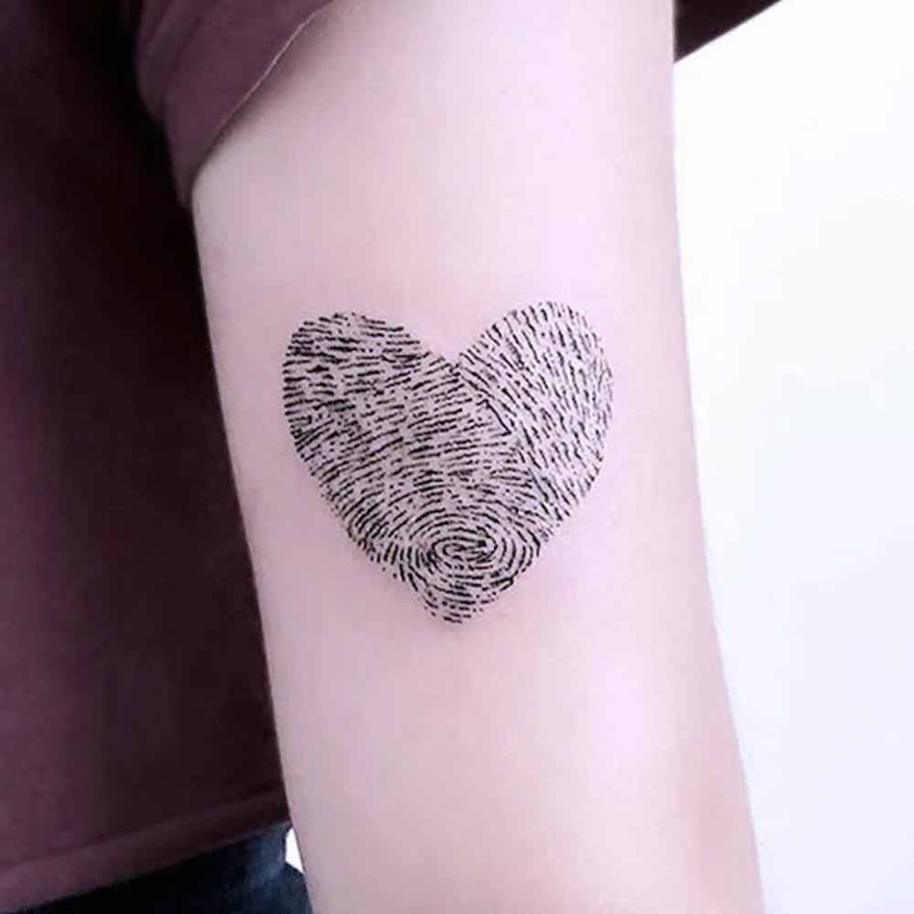 Tatuaggio cuore con effetto impronte digitali Tatuaggio cuore con effetto impronte digitali