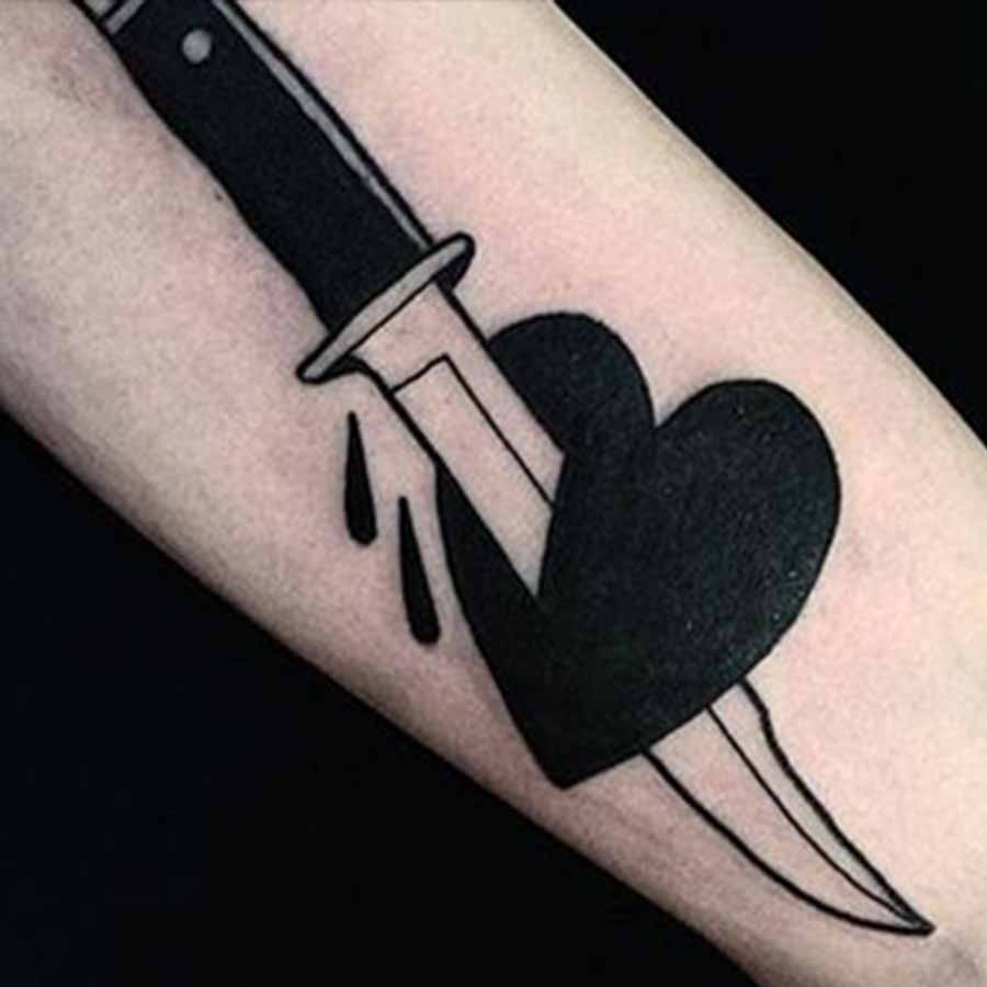 Tatuaggio cuore e pugnale bianco e nero Tatuaggio cuore e pugnale bianco e nero